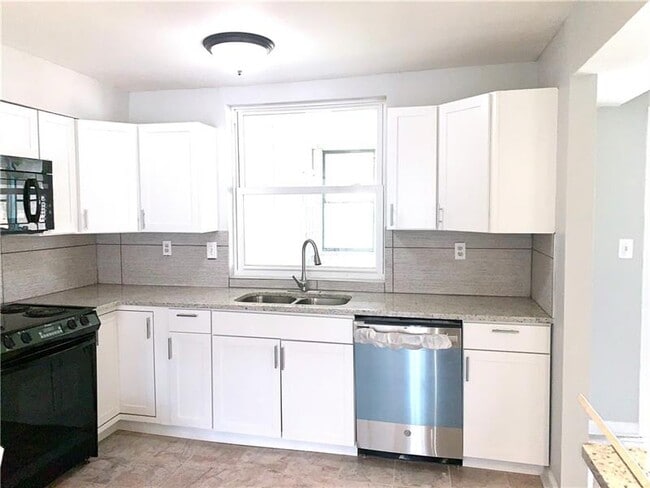 Building Photo - 145 Northwood Dr