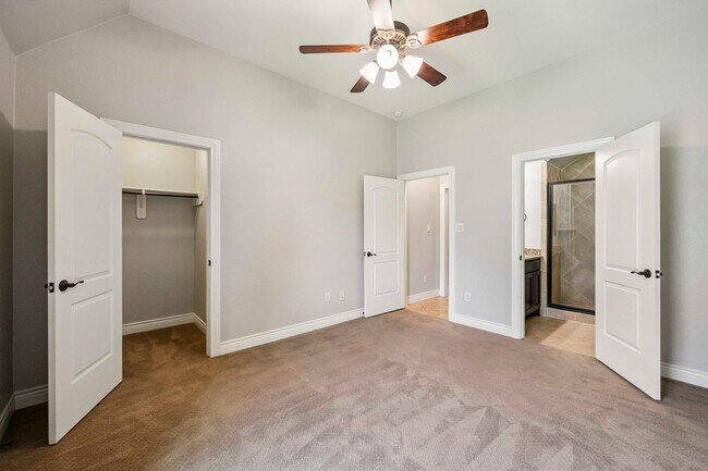 Building Photo - Beautifully maintained 4-beds, 3-bath, 3 c...
