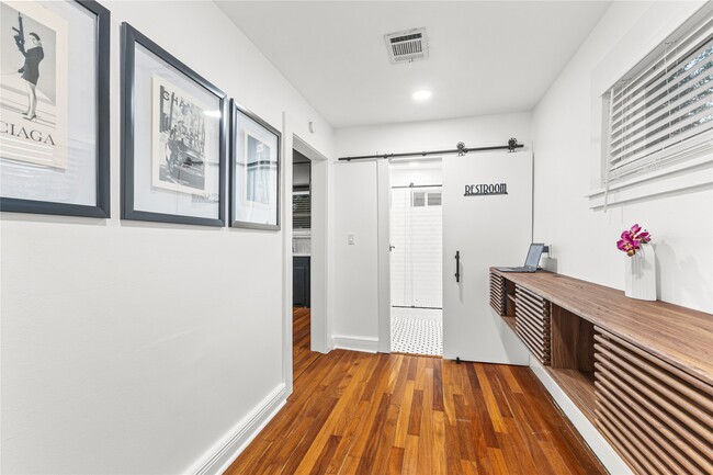 Building Photo - 315 W 9th St