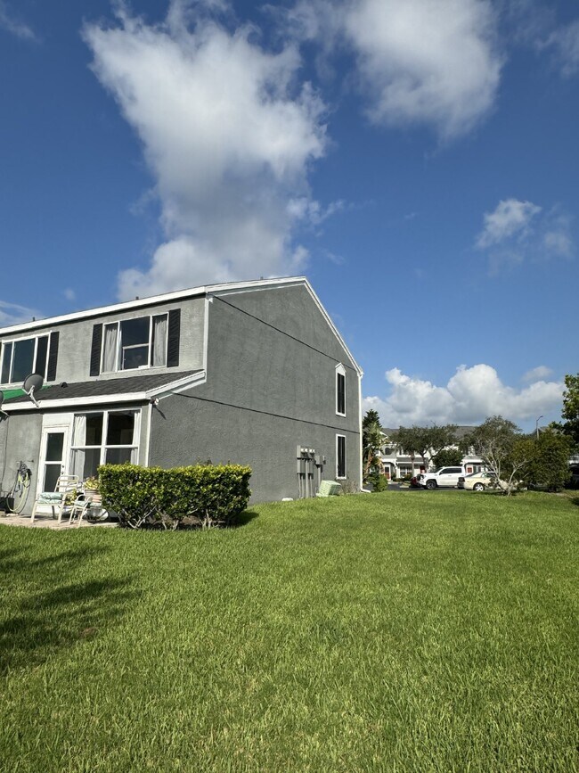 Building Photo - "Charming 2-Bed Home"