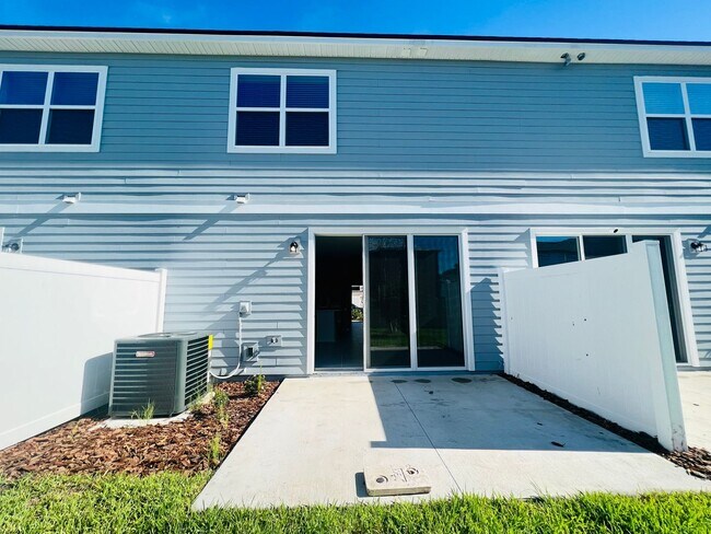 Building Photo - Beautiful 3 bedroom 2.5 bath Townhome!