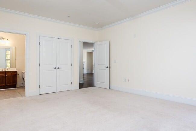 Building Photo - The BEST North Hills Condo!