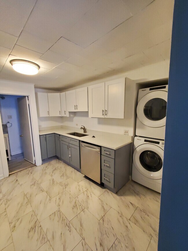 Kitchen/Laundry - 834 N Greenview Ave