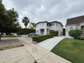 Building Photo - Large centrally located unit with shared yard