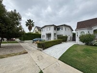 Building Photo - Large centrally located unit with shared yard