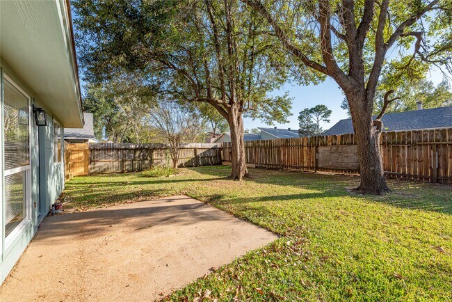 Building Photo - 462 Capehill Dr