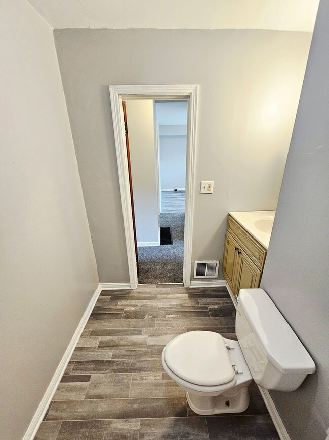 Building Photo - Renovated 2BR/1BA Home