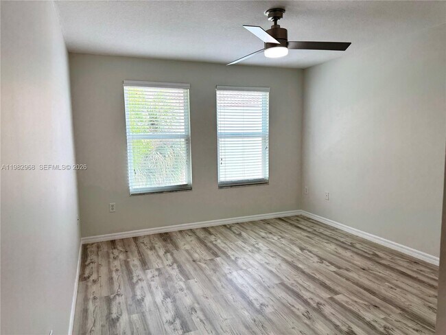 Building Photo - 1020 Villa Cir