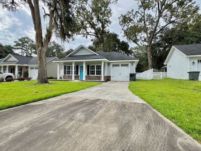 Building Photo - AVAILABLE OCTOBER 2025  [PET FRIENDLY]