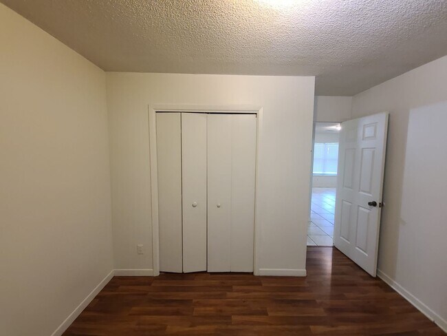 Building Photo - 2 Bedroom 1 Bath in Milton Available for Rent!