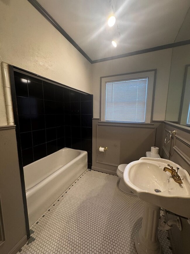Building Photo - Cute 2 bedroom, 1 bath upstairs duplex in ...