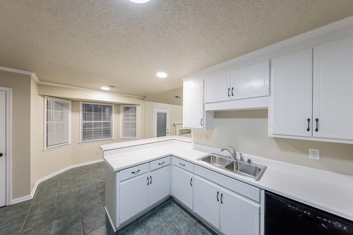 Building Photo - 100 Springview Ln