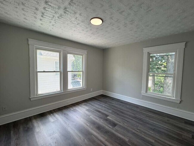 Building Photo - Comfortable & Convenient West Side Living