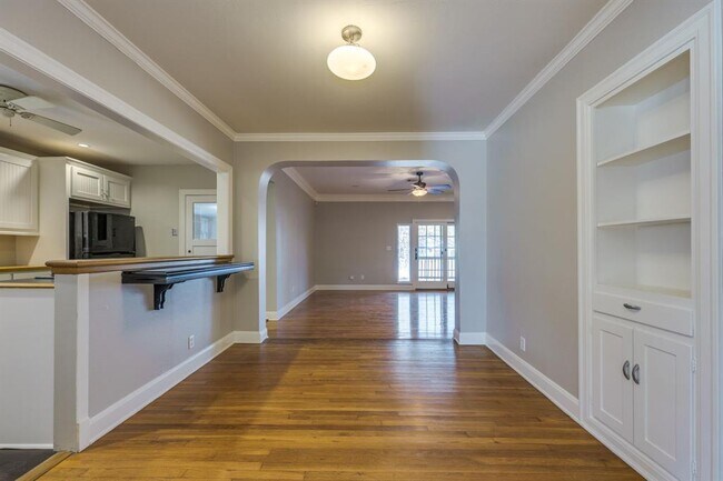 Building Photo - 1300 Crestwood Rd