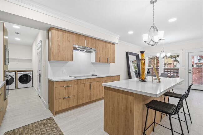 Building Photo - 1037 Town Pl St