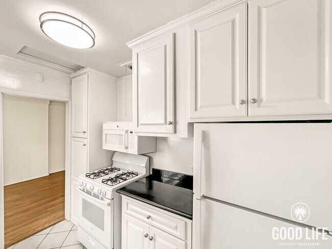 Building Photo - Beautiful 2BD/1BA Condo Located in Hillcrest! W/ Laundry On-Site and Across The Street From Balbo...