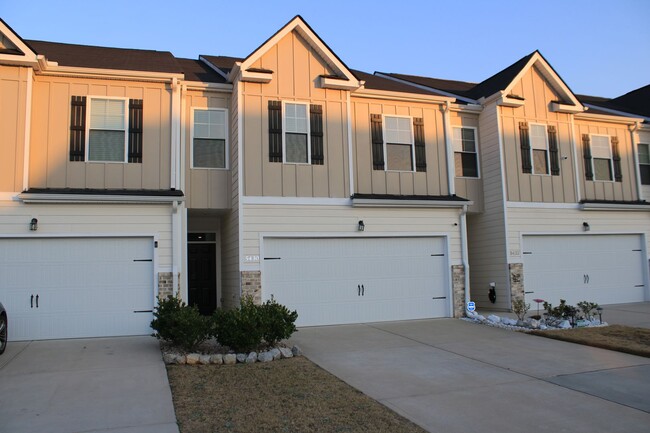 Building Photo - 3 Bedroom 2 .5 Bath Townhome Hephzibah!