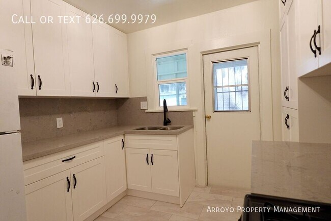 Building Photo - 6307 Aldama St
