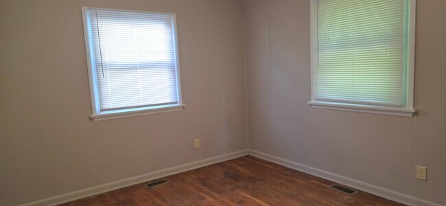 Building Photo - Nice 2 Bedroom 1 Bath bungalow! Garage! $925
