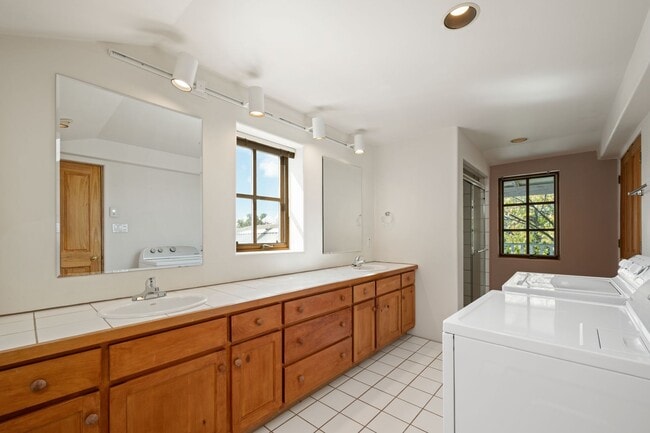 Building Photo - Rustic Loft-Style Home in Arroyo Hondo