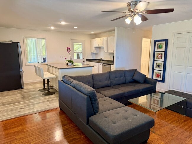 Building Photo - Optimal Location in the Heart of Paia Town...