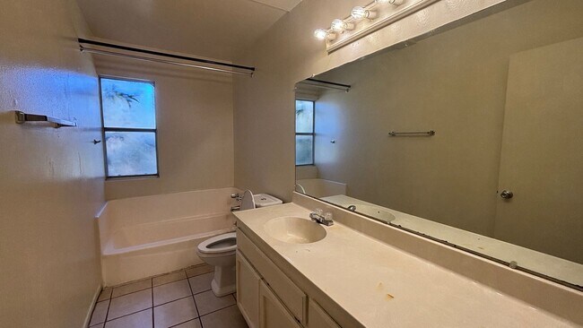 Building Photo - Two Bedroom, Two Bathroom Duplex in Centra...