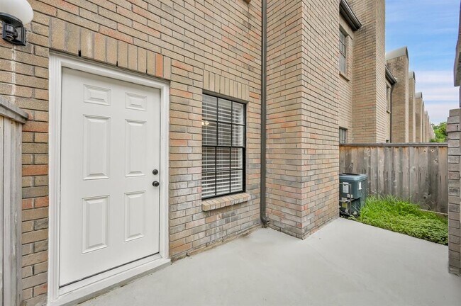 Building Photo - 9850 Pagewood Ln