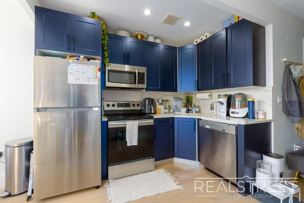 Building Photo - Stunning Renovated 2BR in Bushwick with Stylish Finishes & Spacious Layout