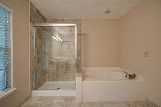 Building Photo - 11 Robin Run Dr