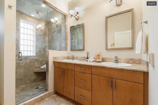 Building Photo - INCREDIBLE HUGE LUXURY CONDO LAKEVIEW/SOUT...