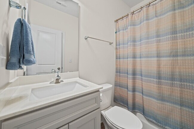 Building Photo - "Spacious 5-Bedroom Gem in Gastonia with 3...