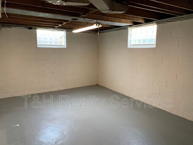 Building Photo - 5166 Winthrop Ave