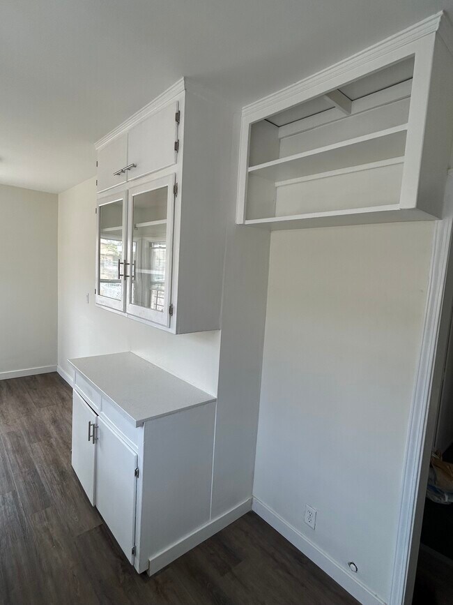 Building Photo - 1029 W 84th St