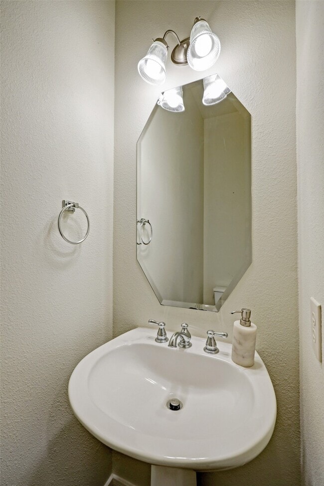 Building Photo - 5322 Nett St