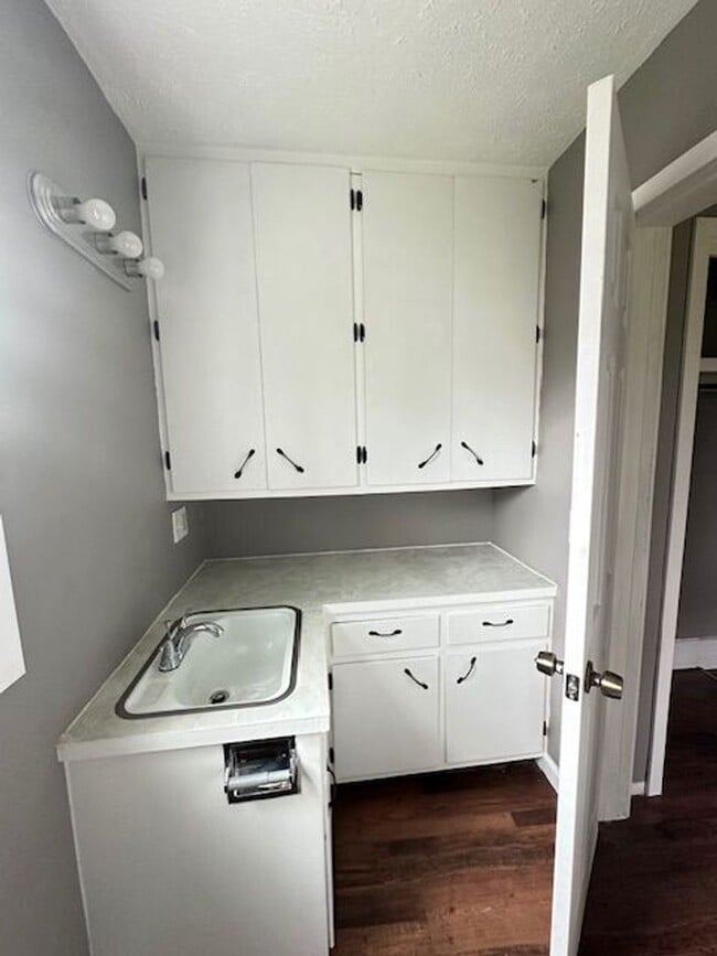 Building Photo - RECENTLY REMODELED 1 BEDROOM 1 BATH - COZY...