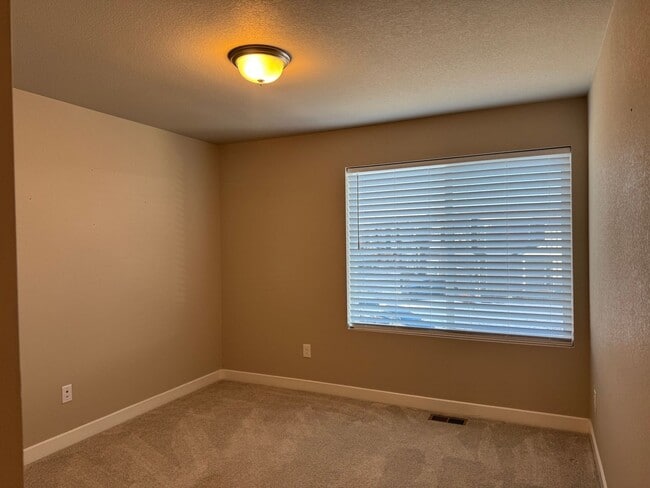 Building Photo - Like new 3 bed, 2.5 bath, 2 car in Lorson Ranch!