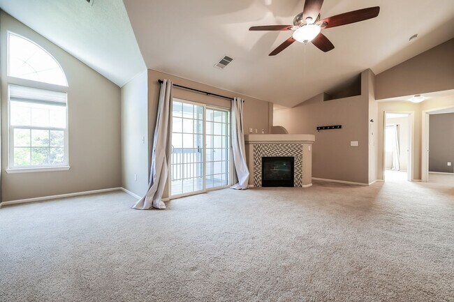 Building Photo - Spacious, Updated 2BR / 2 BA Condo in Gated Community!