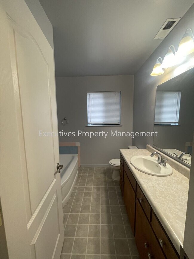 Building Photo - 1271 Spruce Ave