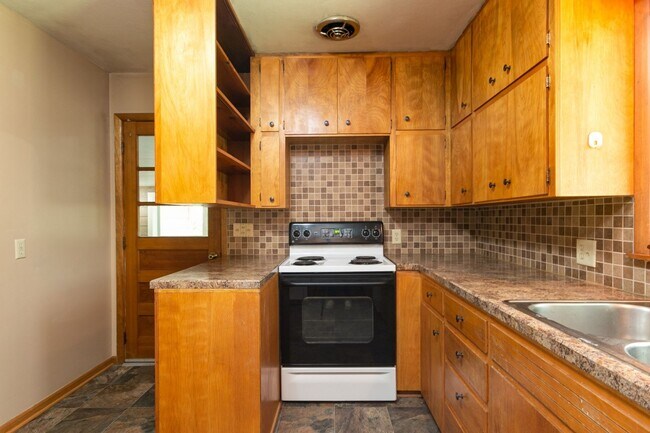 Building Photo - #6 Bedroom House with Awesome Yard Plus Ga...