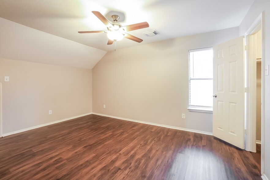 Building Photo - 6030 NW Creek Cir