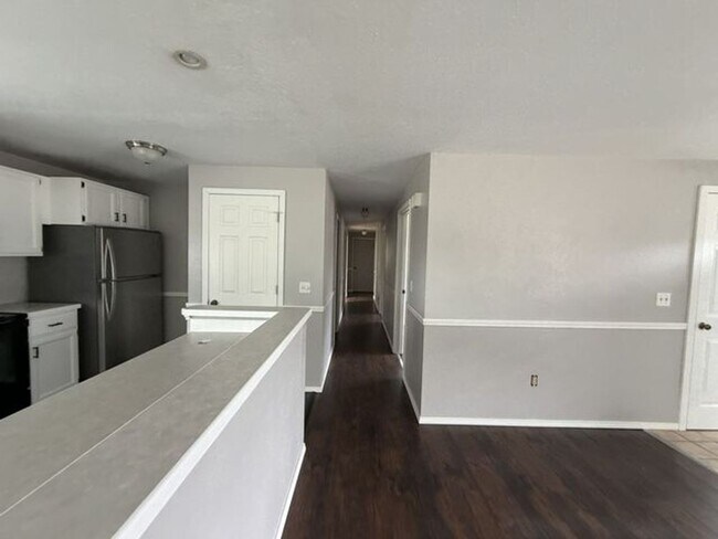 Building Photo - Spacious Rambler for Lease