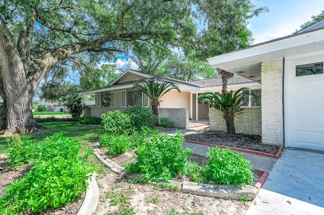 Building Photo - 1616 Redway Ln