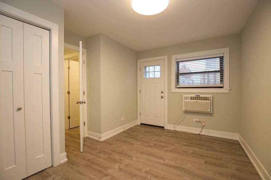 Building Photo - 456 W Barry Ave