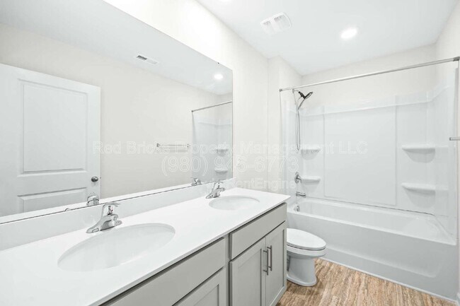 Building Photo - 4015 Meadow Green Dr