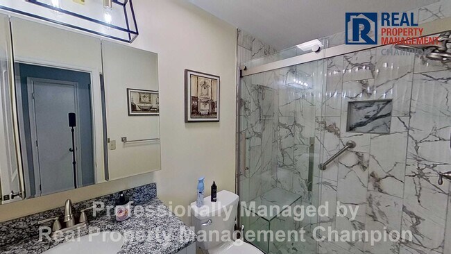 Building Photo - Spacious and Beautifully Updated 3 BD/2 BA Home on Large Lot