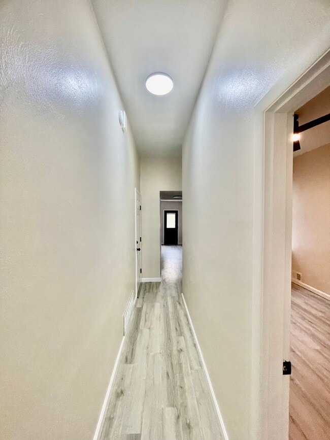 Building Photo - 112 Hemlock St