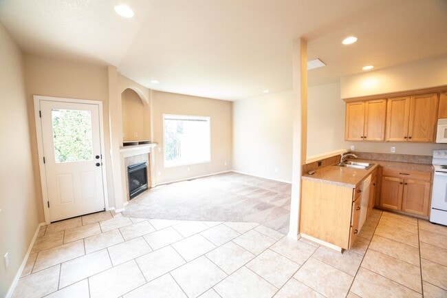 Building Photo - Newer Construction Townhome in Canby