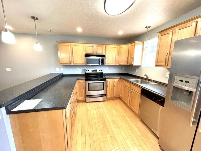 Building Photo - Modern 3-Bedroom 3-Bath  Home for Rent in Mt Washington, Pittsburgh, PA