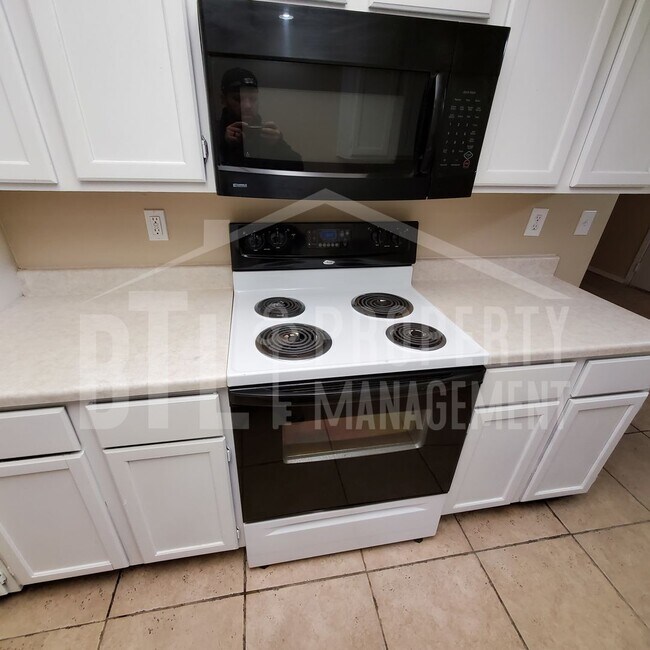 Building Photo - Three Bedroom Duplex