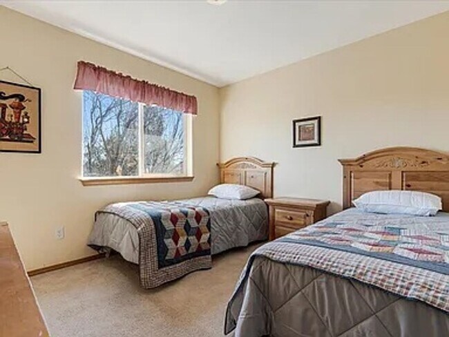 Building Photo - Want to live on a golf course with access to the pool with sports center privileges?